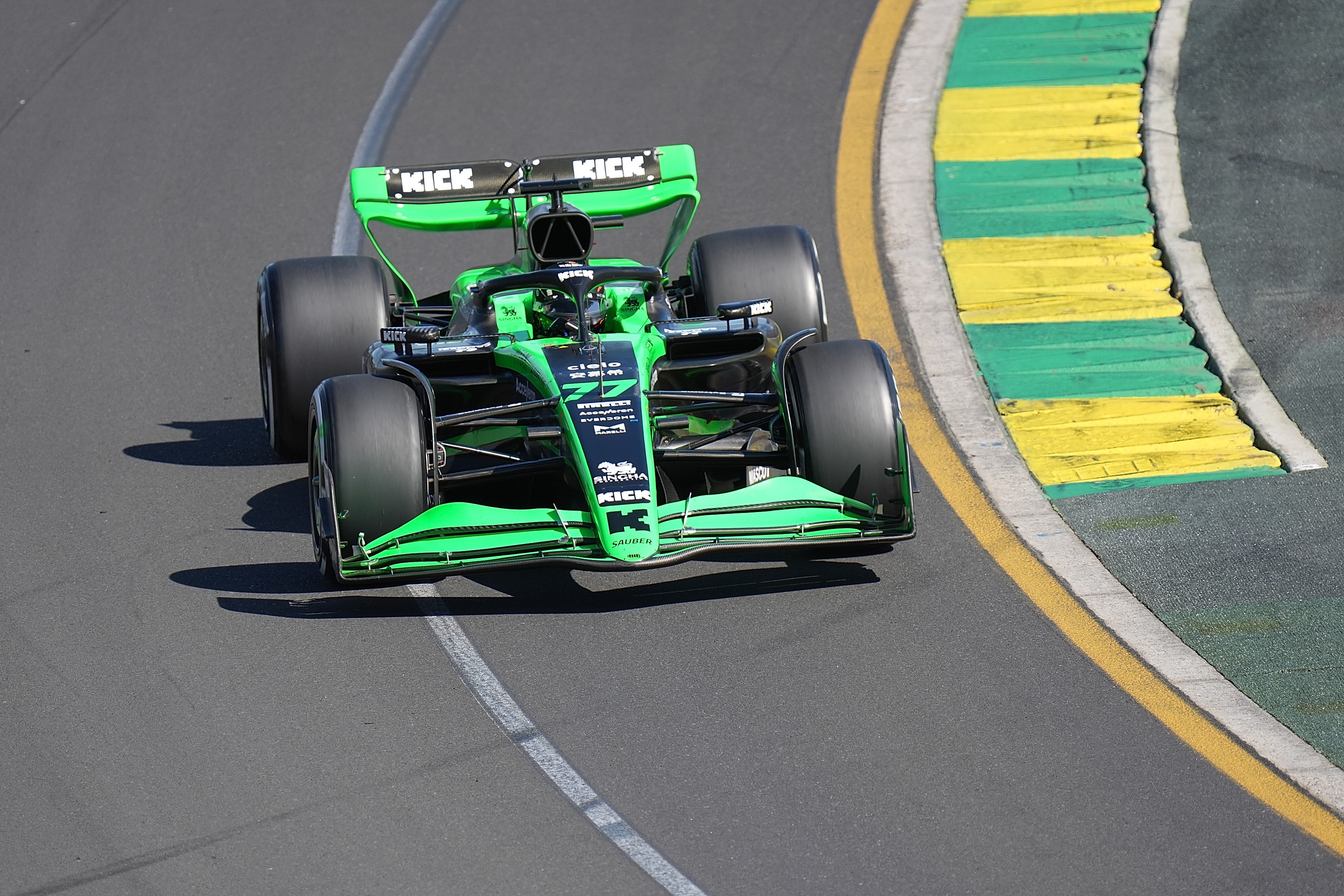 索伯车队力克阿斯顿马丁,拉塞尔点燃赛场 索伯车队力克阿斯顿马丁,拉塞尔点燃赛场