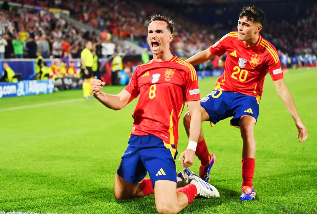 欧洲国家杯赛场上球员奋力拼搏 欧洲国家杯赛场上球员奋力拼搏